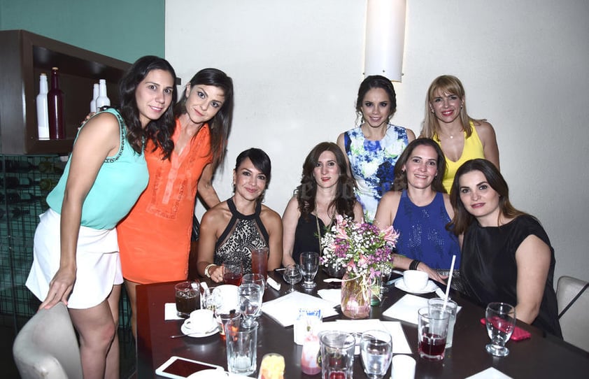 31052016 DESPEDIDA DE SOLTERA.  Nancy Ochoa con algunas de sus invitadas.