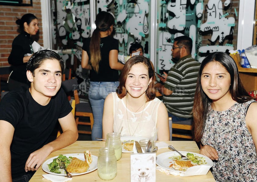 25052016 EN SU RESTAURANTE FAVORITO.  Javier, Paula y Diana.