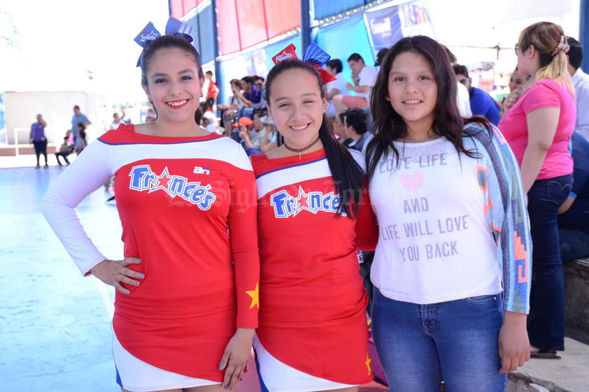 13052016 EN UNA KERMéS.  Cathy, Danna y Nicole.