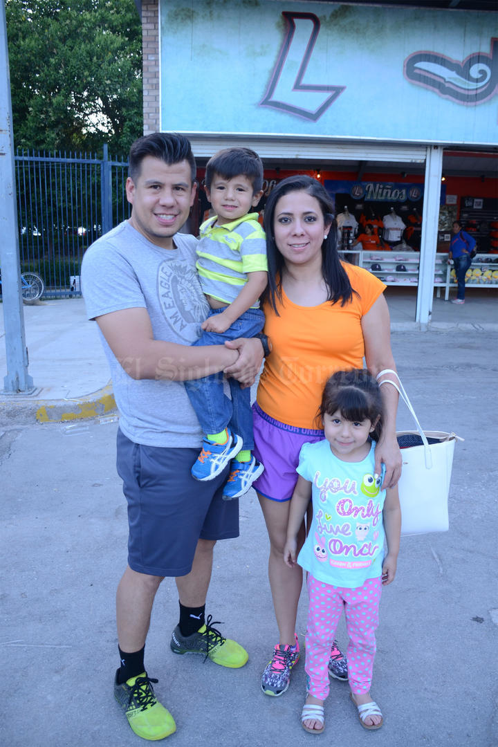 18052016 Carlos, Gabriel, Sara y Gaby.