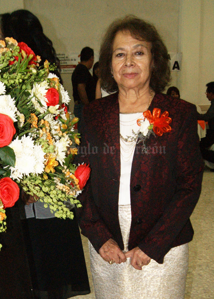 23052016 La maestra Lucita Ríos Orta cumplió 50 años de servicio.