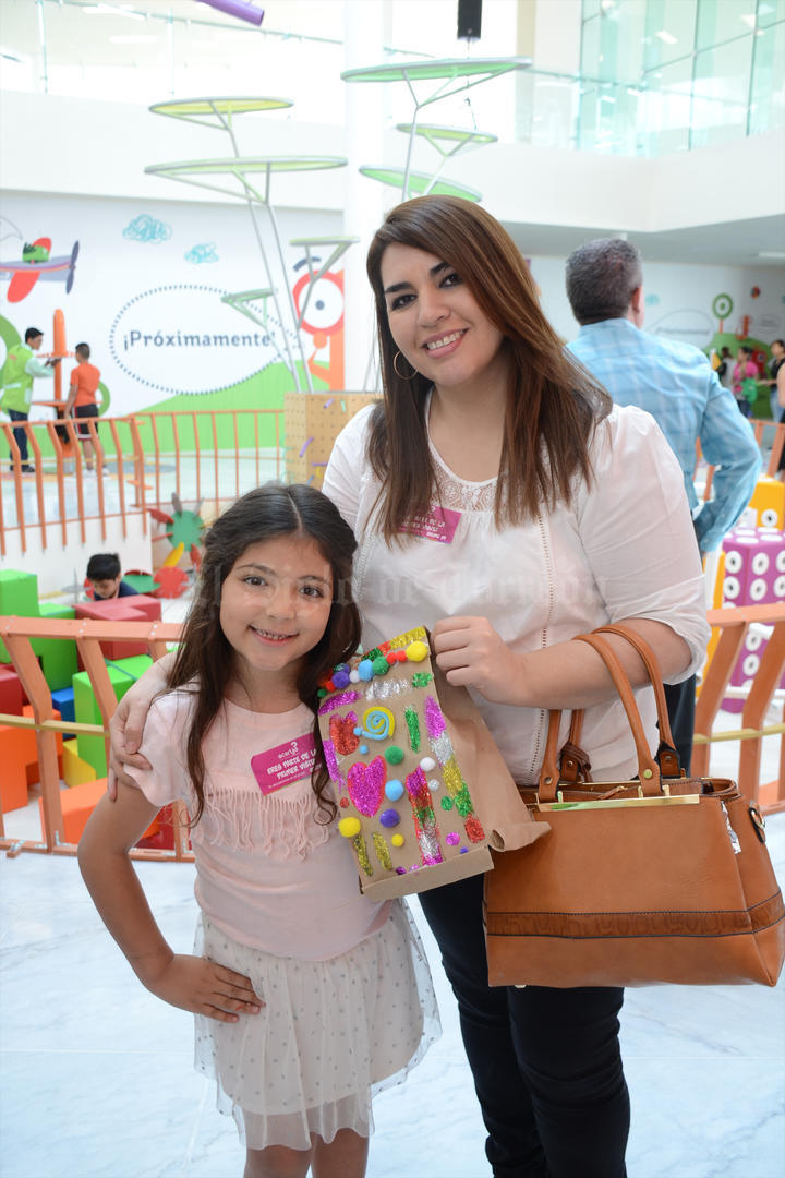 27052016 En el museo. Isabela y Adriana.