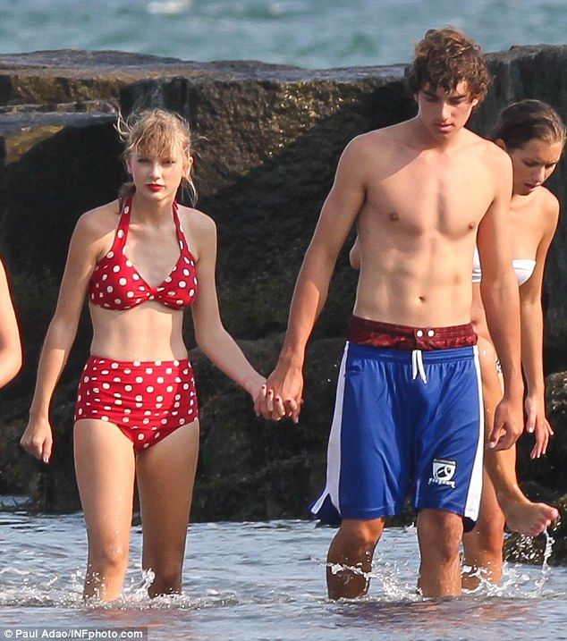 Finalmente, Taylor también tuvo un noviazgo con Connor Kennedy.