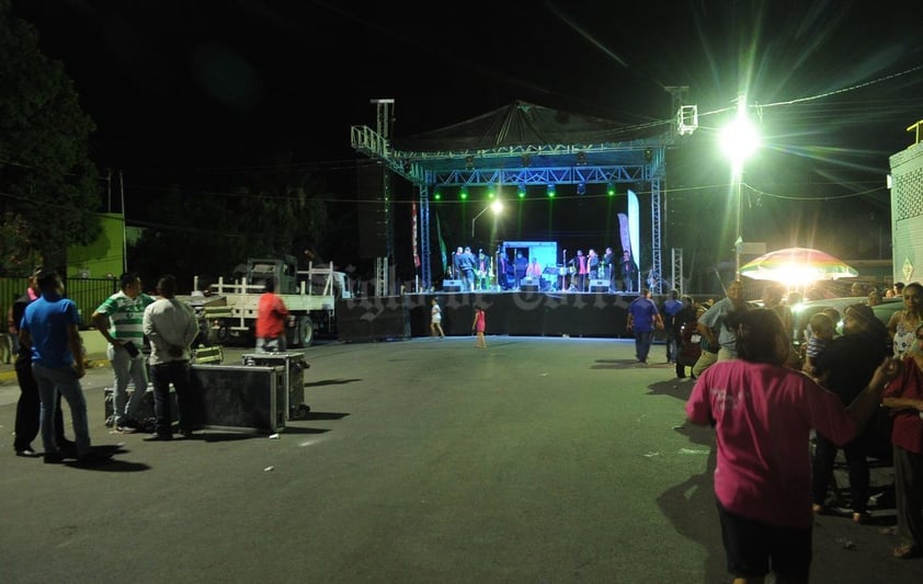 Un grupo musical y una verbena popular amenizaron en las oficinas del partido en Gómez Palacio.