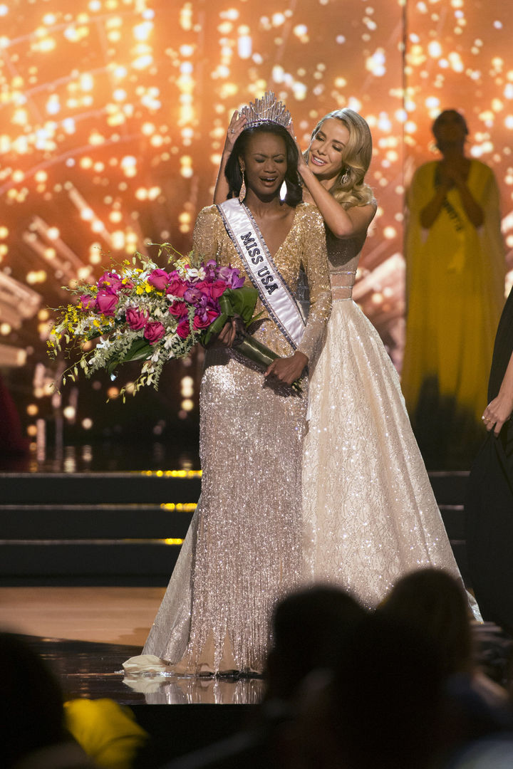 Deshauna Barber lució emocionada de ganar la corona.