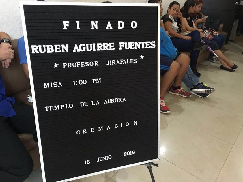 Rubén Aguirre fue velado en una funeraria ubicada en el centro de Puerto Vallarta, donde decenas de personas se dan cita para dar el último adiós a “El profesor Jirafales”, personaje admirado desde los años 70 en prácticamente todos los países de América Latina.