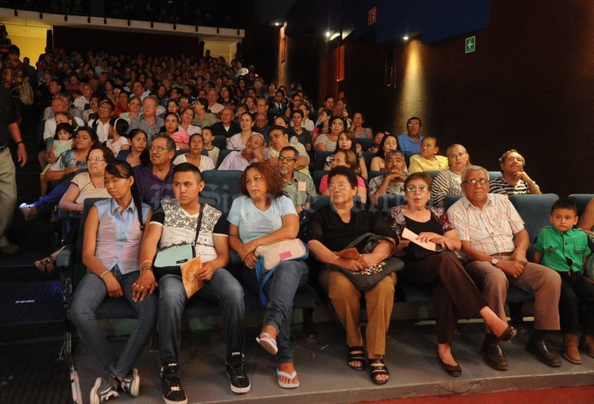 Cientos de habitantes de la región acudieron ayer al Teatro Alberto M. Alvarado para recordar a la cantante.