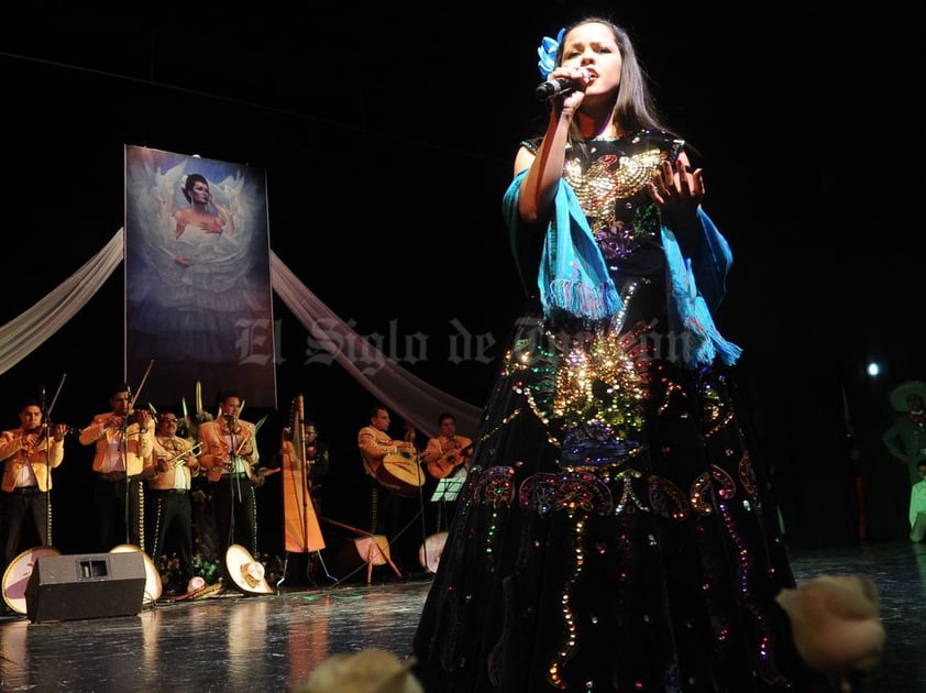 El recital inició pasadas las 20:00 horas con las piezas La feria de las flores y Los laureles.