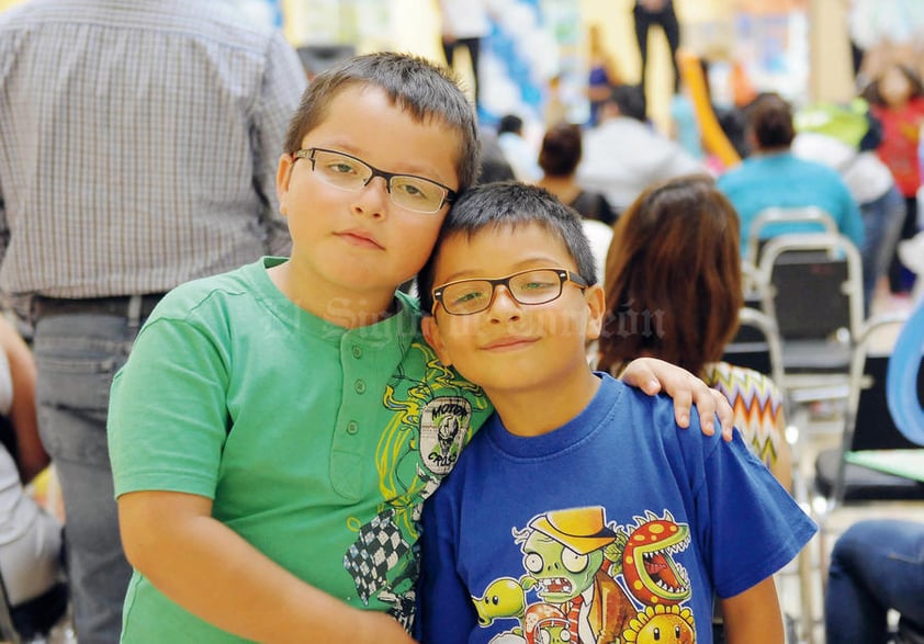 05072016 EN EL MALL.  Jesús y David.