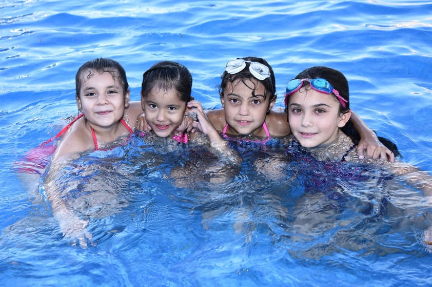 01072016 DíA DE ALBERCA.  María Fernanda, María Victoria, Sofía y Barby.