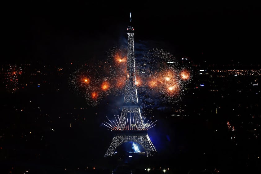 Los fuegos artificiales iluminan la Torre Eiffel en París, durante las celebraciones del Día de la Bastilla la noche del jueves.