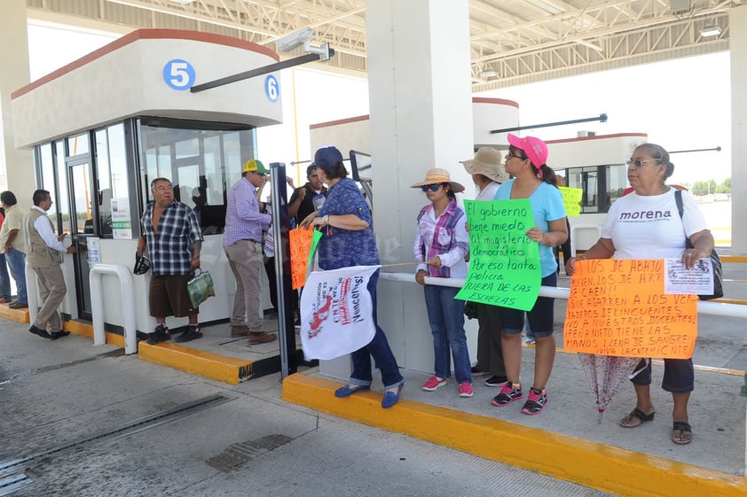 Lanzaron consignas en contra del Gobierno Federal.