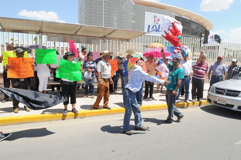 Pidieron particularmente la renuncia del secretario de Educación Pública, Aurelio Nuño.