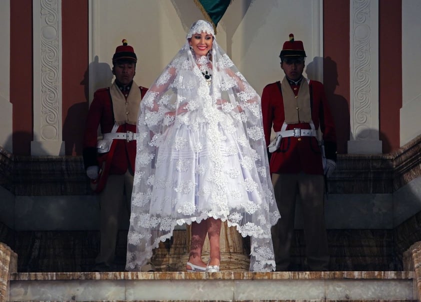 Uno de los diseños más llamativos presentados fue el de la Miss Bolivia Universo 2016, Antonella Moscatelli, quien lució un traje para "cholitas" inspirado en las novias de antaño con blusa, pollera y enaguas blancas, además de un velo mediano de encaje del mismo color.