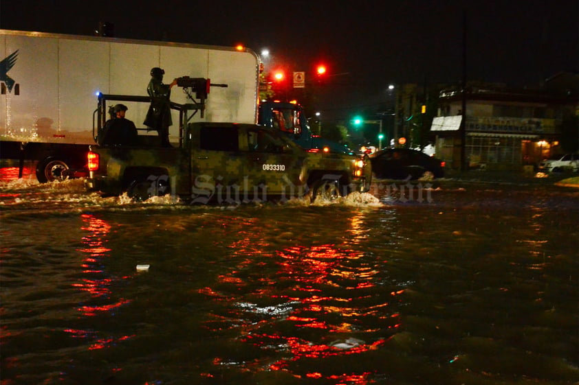 Voceros del Mando Especial de La Laguna informaron que se estaba brindando auxilio a los automovilistas que se quedaron varados en algunos sectores debido a fallas mecánicas provocadas por el agua, además de otros apoyos a la población que los requería.