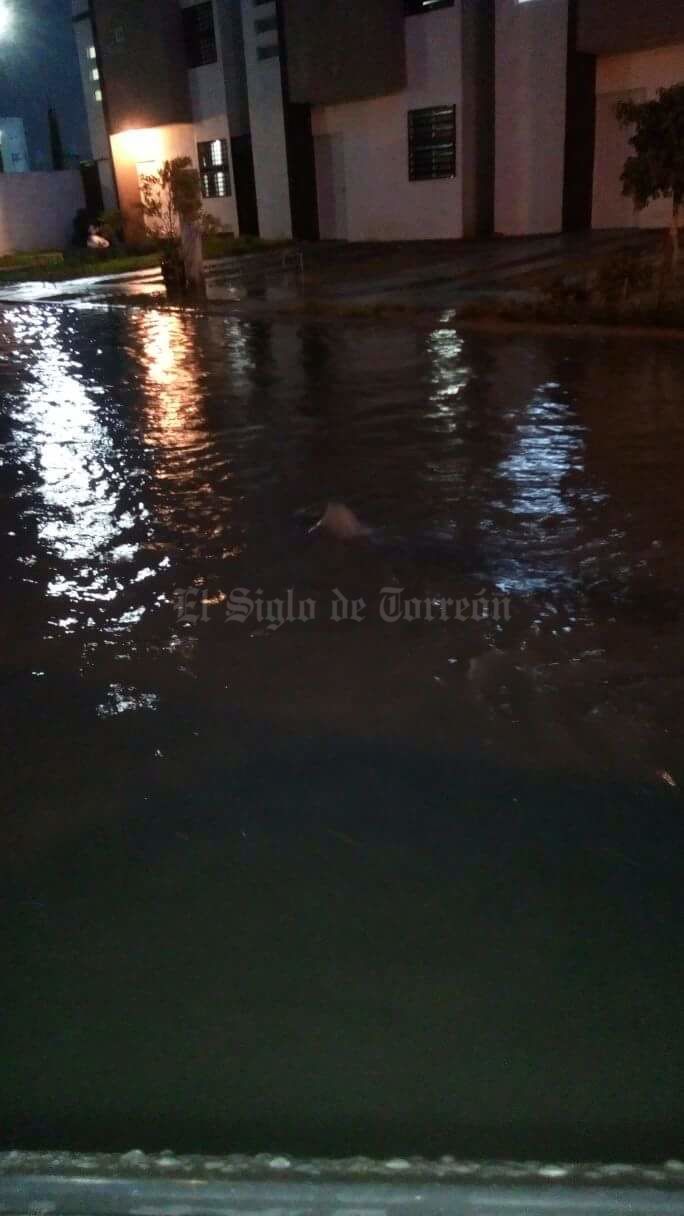 El sistema de alcantarillado de colonias como La Dalia, Quintas La Perla, Lázaro Cárdenas, Santiago Ramírez y La Fuente, colapsó debido a la lluvia, provocando que las aguas negras brotaran y se introdujeran a los domicilios dañando sus estructuras y los muebles.