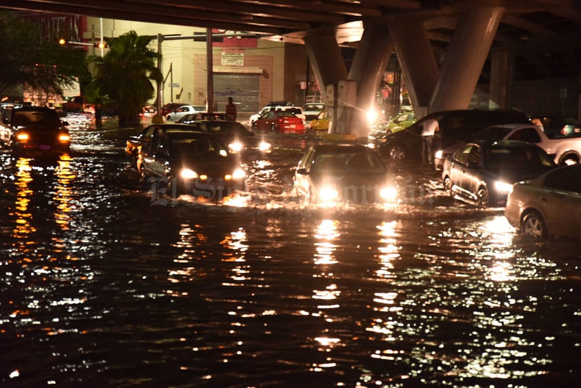 Los conductores tuvieron que manejar entre el agua.