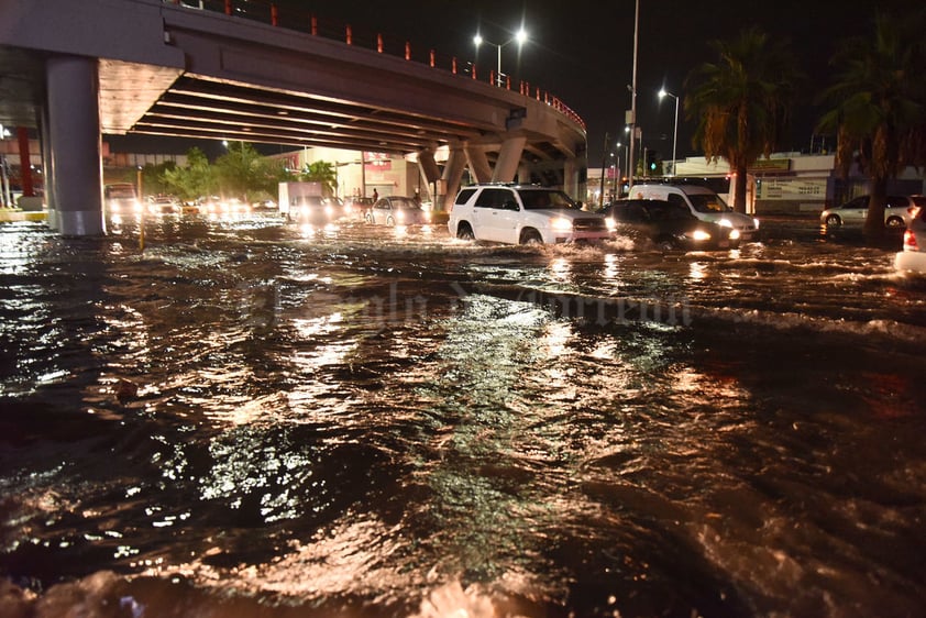 Automovilistas transitaron con el miedo de sufrir afectaciones en sus vehículos.