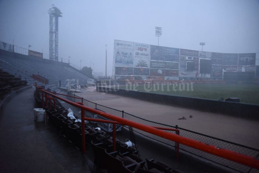 La fuerte lluvia que se dejó sentir anoche sobre la Comarca Lagunera, obligó a que se suspendiera el primer juego de la serie entre Vaqueros Laguna y los Toros de Tijuana en el estadio de la Revolución.