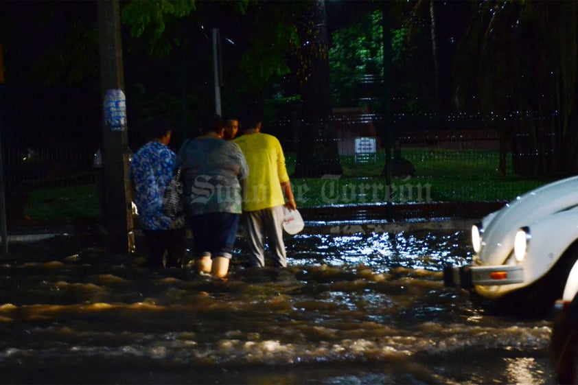 Peatones resultaron afectados ante las inundaciones.