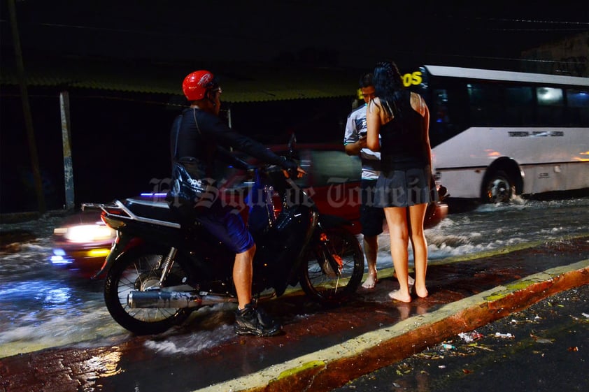 Diversas vialidades quedaron bajo el agua.