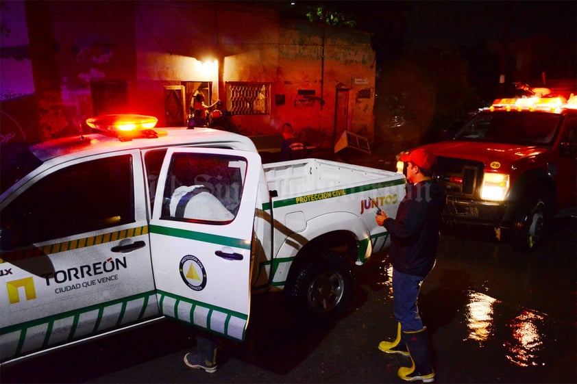 Elementos de Seguridad Pública y Protección Civil rescataron a una mujer de la tercera edad cuya vivienda ubicada en al avenida Aldama y calle González Ortega se vino abajo debido al humedecimiento de los techos construido de tableta.