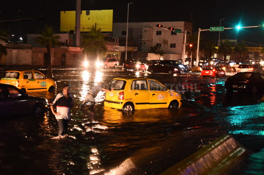 Tanto en Torreón, como en Gómez Palacio y Lerdo, se pudo observar a decenas de automóviles varados.