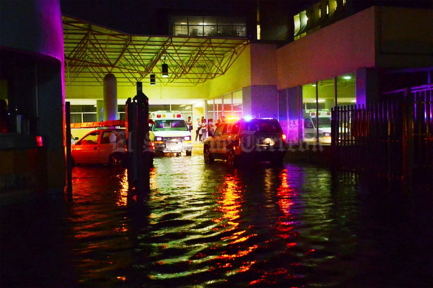 Derechohabientes de la clínica 16 del Instituto Mexicano del Seguro Social, IMSS, reportaron que la entrada al área de urgencias de dicho nosocomio quedó bloqueada debido al agua que se acumuló, lo que entorpeció la entrada y salida de ambulancias y pacientes.