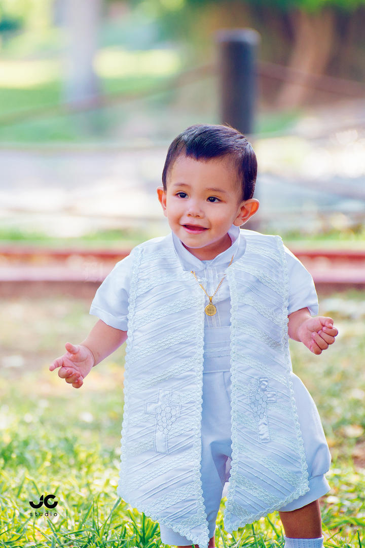 31072016 El pequeño Luis Matteo Rodríguez Salas recibió las aguas bautismales en la Parroquia de San Juan de los Lagos de Gómez Palacio, Durango, el 16 de julio del presente año. Los padres del festejado son: Dra. Nelda Lizeth Salas Aceves y Sr. Jorge Armando Rodríguez Celaya. - JC Studio