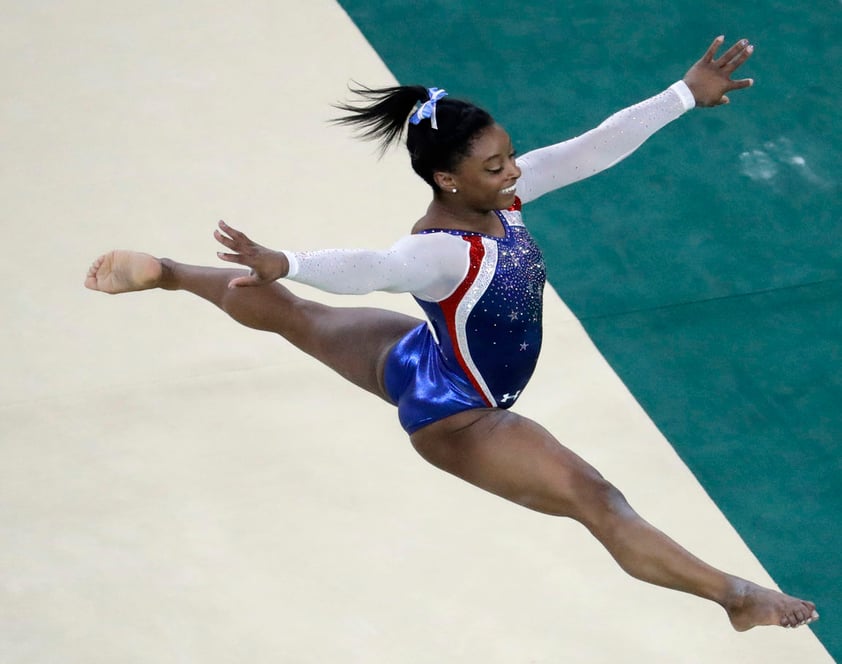 Simone Biles actua en la especialidad de piso.