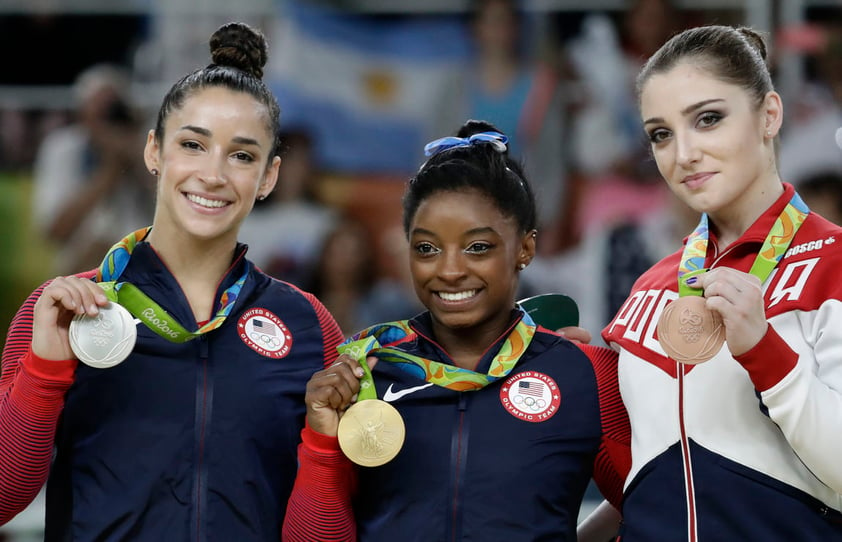 Las atletas estadounidenses Simone Biles y Aly Raisman se llevaron el oro y la plata en el All Around, mientras que Aliya Mustafina de Ruisa se colgó el bronce.