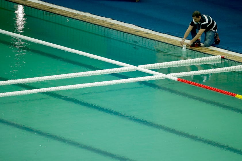 Autoridades determinaron que el cambio de colores se debió a una falta en los líquidos que limpian la piscina.