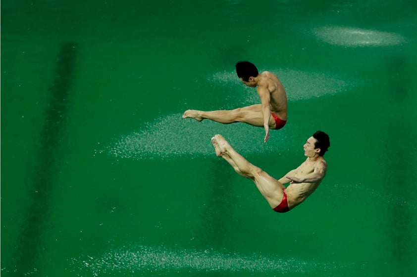 Sorprende el agua verde de la fosa de clavados