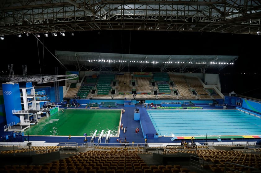 La piscina en el centro acuático Maria Lenk de Río de Janeiro presentó un cambió inusual en su coloración, lo que despertó incógnitas al respecto.