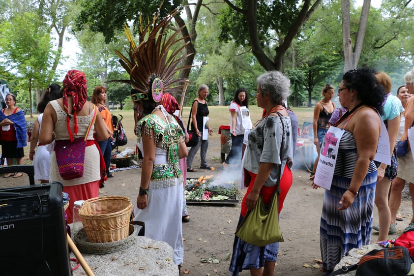 Un grupo de indí­genas mayas de Guatemala, danzantes aztecas de México e indí­genas de Canadá realizaron en un parque de Toronto una ceremonia maya en contra de los miles de feminicidios en Canadá, México, Guatemala, Honduras y otros paí­ses de Latinoamérica.