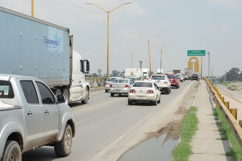 La falta de conectividad entre las ciudades es uno de los principales problemas pues se generan largas filas de autos para cruzar de un punto a otro.