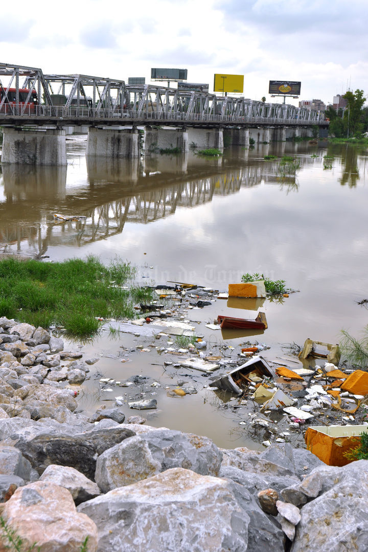 La basura rompe la buena imagen del río.