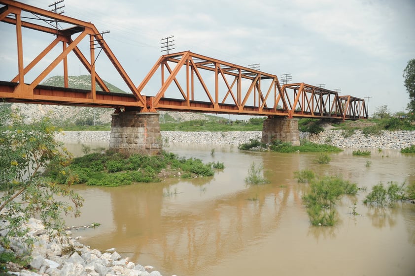 Aguanta todo. El antiguo puente del Ferrocarril por años ha soportado grandes y fuertes avenidas.