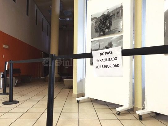 Plafones caídos, la duela de los salones levantada, una gran cantidad de goteras, han obligado al cierre de salones, la biblioteca pública que allí se encuentra y la reubicación de las exposiciones que se presentan en el Pilar Rioja.