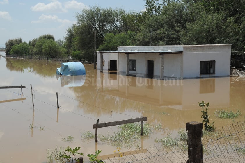 En San Pedro de las Colonias varias comunidades se vieron afectadas por la avenida del río; cientos de habitantes vieron inundados sus territorios.