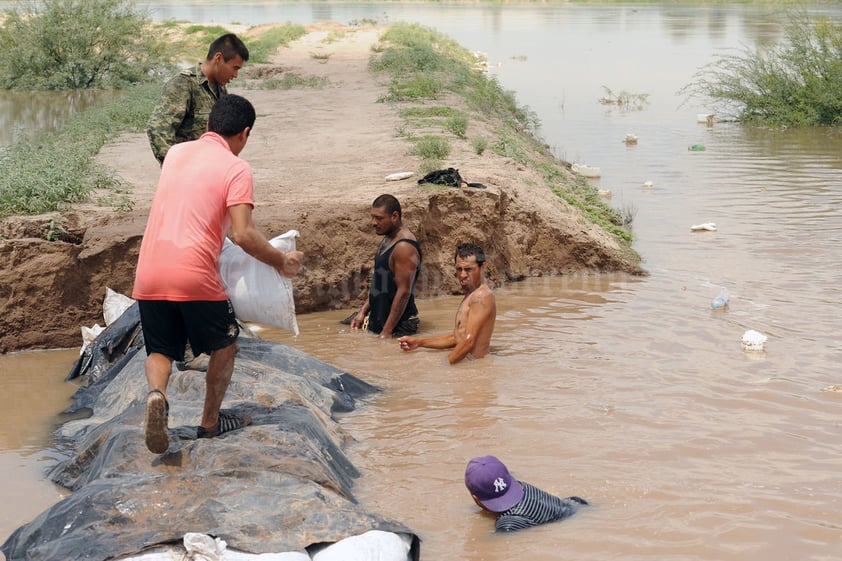 Los habitantes de Hormiguero se sumergían en el agua para colocar los costales llenos de arena.