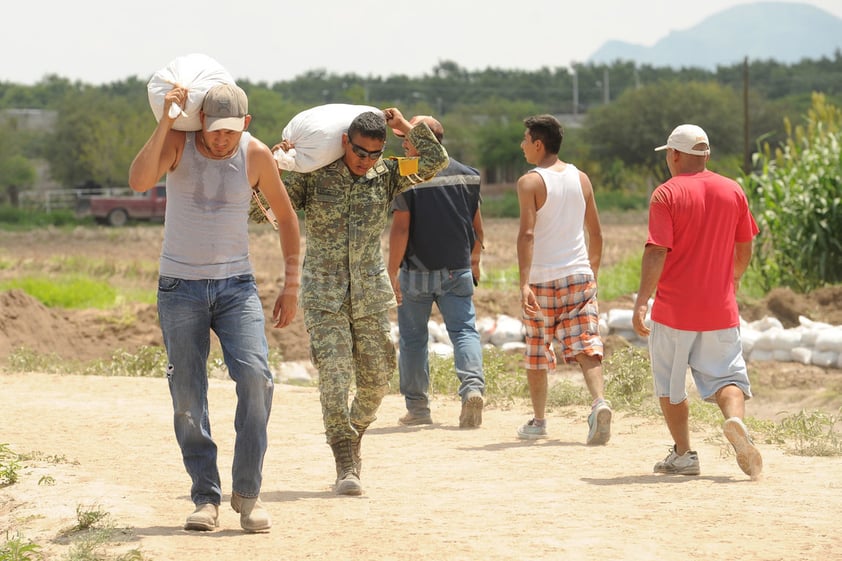 En el ejido Hormiguero los habitantes con ayuda del Ajército reforzaban la seguridad con costales.