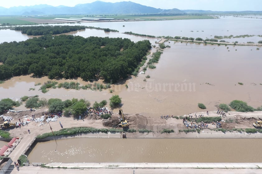 En el ejido Jaboncillo, de Francisco I. Madero, el agua del río anegó varios cultivos y zonas que casi se "brinca" al canal de riego que pasa cerca de allí.