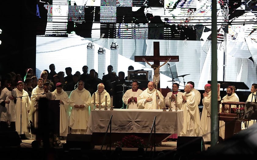 Finalmente, los hijos del cantante salieron con la urna, que fue colocada en una caja de madera con paredes de cristal ubicada en el altar. La gente coreaba "Se ve, se siente, Juanga está presente".