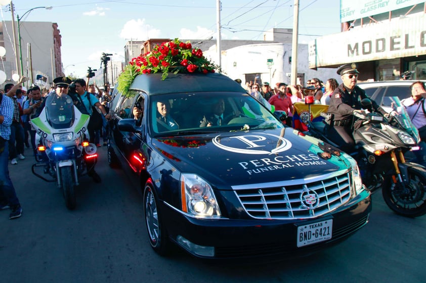 El cortejo fúnebre, encabezado por la familia del intérprete, partió del Aeropuerto Internacional Abraham González de Ciudad Juárez rumbo al puente de la Avenida Lerdo, por donde ingresó a la ciudad para continuar su recorrido por las avenidas más importantes de esa ciudad, incluidas las calles Ignacio Mejía e Ignacio Zaragoza.