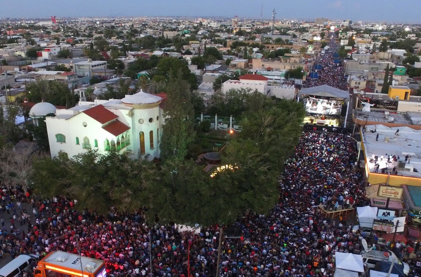 Autoridades municipales estimaron una asistencia de 250 mil personas al homenaje a Juan Gabriel, el cual se lleva a cabo en las afueras de su casa en la avenida 16 de Septiembre de esta ciudad.