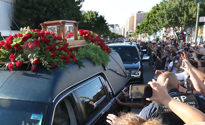 Los admiradores del artista se congregaron desde temprana hora ante el inmueble blanco, que ocupa una manzana completa y que está protegido por una reja verde.