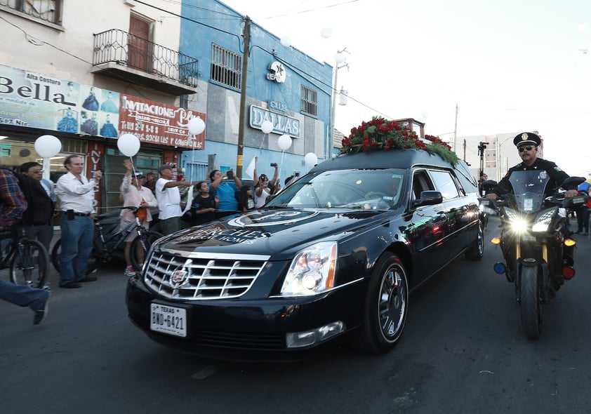 La carroza con la urna con las cenizas de Juan Gabriel llegó a la casa escoltada por policías en motocicleta procedente de El Paso, Estados Unidos.