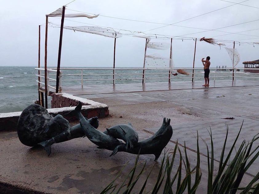 LA PAZ (MÉXICO).- Vista general, de los estragos provocados por el paso del huracán Newton en la ciudad turística de La Paz, del estado de Baja California Sur (México). El ojo del huracán Newton, categoría I en la escala Saffir-Simpson, impactó en las inmediaciones del rancho Datilari, en el noroccidental estado mexicano de Baja California Sur, sin que hasta el momento se reporten víctimas ni desaparecidos, informó Protección Civil. EFE