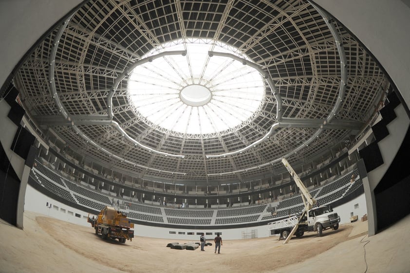 Trabajadores laboran en el nuevo concepto del Coliseo Centenario.